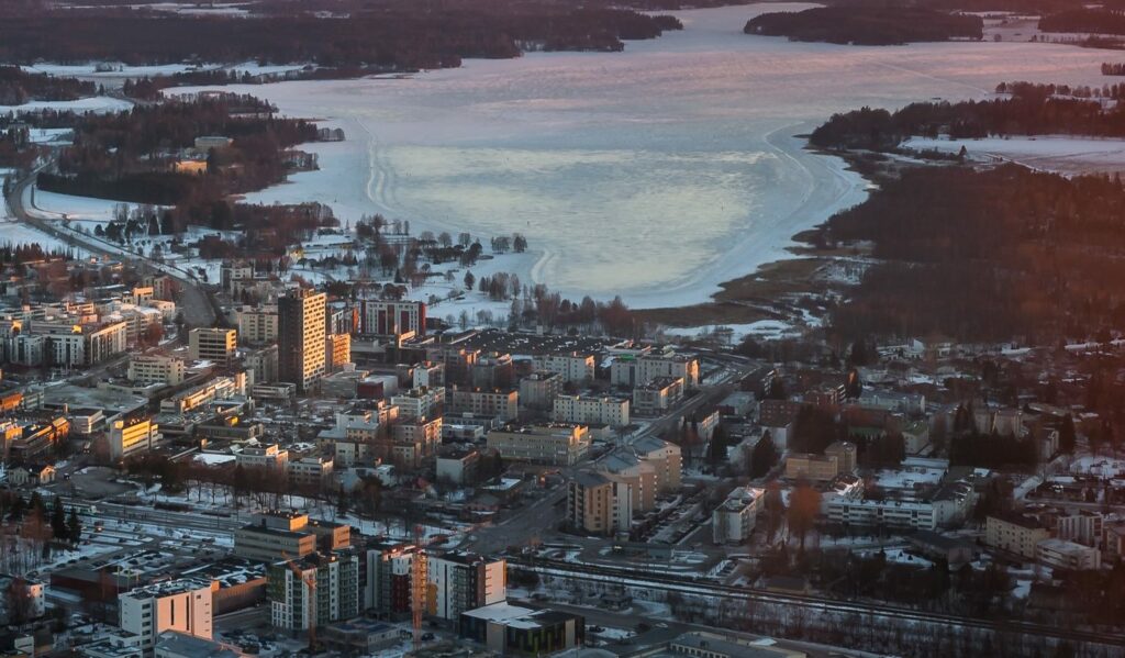 Ilmakuva Järvenpäästä ja Tuusulanjärvestä talviseen aikaan.