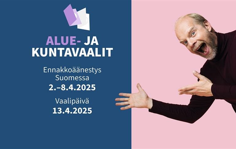 Vasemmalla lukee alue- ja kuntavaalit, ennakkoäänestys Suomessa 2.-8.4.2025 ja vaalipäivä 13.4.2025. Oikealla mies osoittaa tekstiä käsillään.