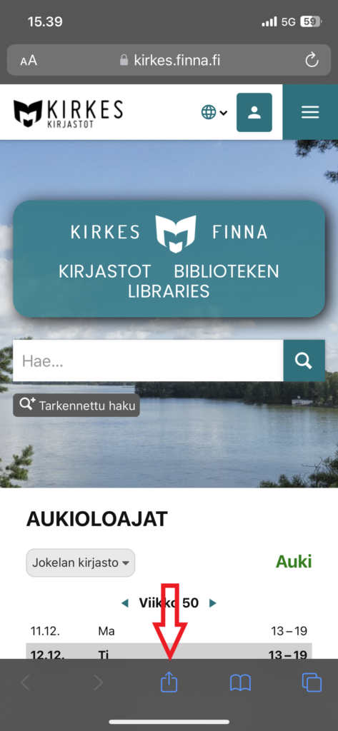 Taustalla Kirkes-Finnan etusivu. Etualalla punainen nuoli osoittaa iPhonen näytön alareunan toimintovalikkokuvaketta.